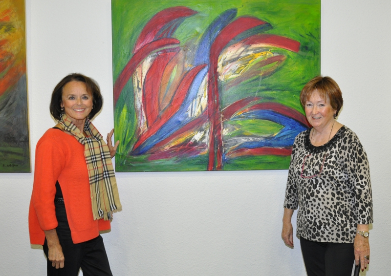 Elke Hardieck und Barbara Wölfkes (v.l.) vor einem der titellosen, vom informellen Stil geprägten Werke der Ausstellung. Elke Hardieck und Barbara Wölfkes (v.l.) vor einem der titellosen, vom informellen Stil geprägten Werke der Ausstellung.