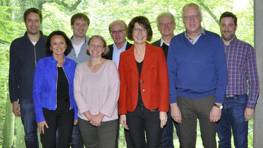In der OWL-Lounge des Unternehmens Rippert (v.l.): Christoph Laukötter, Elke Hardieck, Martin Peters, Helen Wiesner, Bernhard Petermann, Dr. Christine Disselkamp, Dr. Heinrich Josef Sökeland, Helmut Kaltefleiter und Marco Diethelm. In der OWL-Lounge des Unternehmens Rippert (v.l.): Christoph Laukötter, Elke Hardieck, Martin Peters, Helen Wiesner, Bernhard Petermann, Dr. Christine Disselkamp, Dr. Heinrich Josef Sökeland, Helmut Kaltefleiter und Marco Diethelm.