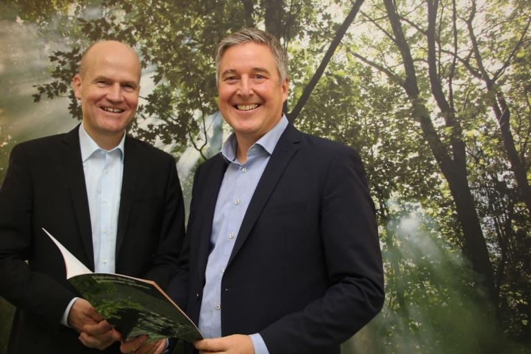 Ralph Brinkhaus MdB und Bürgermeister Henning Schulz freuen sich über die Förderung einer innovativen Idee aus Gütersloh Ralph Brinkhaus MdB und Bürgermeister Henning Schulz freuen sich über die Förderung einer innovativen Idee aus Gütersloh