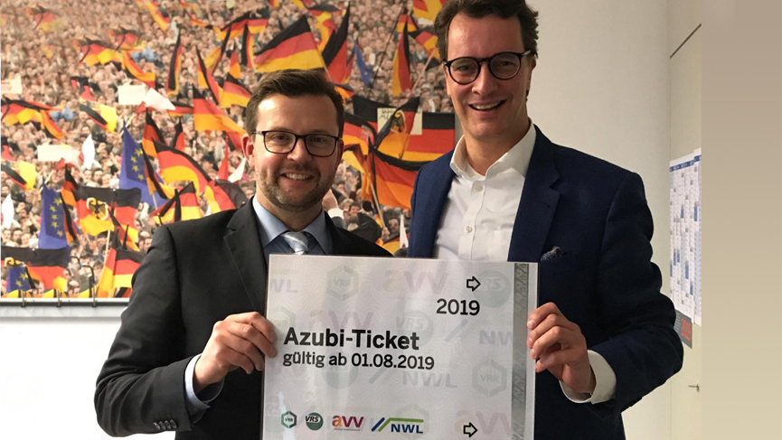 Freuen sich über die Einführung des Azubi-Tickets: Landtagsabgeordneter Raphael Tigges (l.) und NRW-Verkehrsminister Hendrik Wüst. Freuen sich über die Einführung des Azubi-Tickets: Landtagsabgeordneter Raphael Tigges (l.) und NRW-Verkehrsminister Hendrik Wüst.