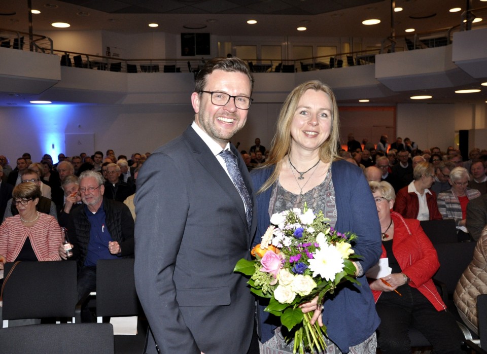 Freuen sich über die große Zustimmung: Der frisch gewählte CDU-Kreisvorsitzende Raphael Tigges mit Ehefrau Angela nach der Wahl. Freuen sich über die große Zustimmung: Der frisch gewählte CDU-Kreisvorsitzende Raphael Tigges mit Ehefrau Angela nach der Wahl.