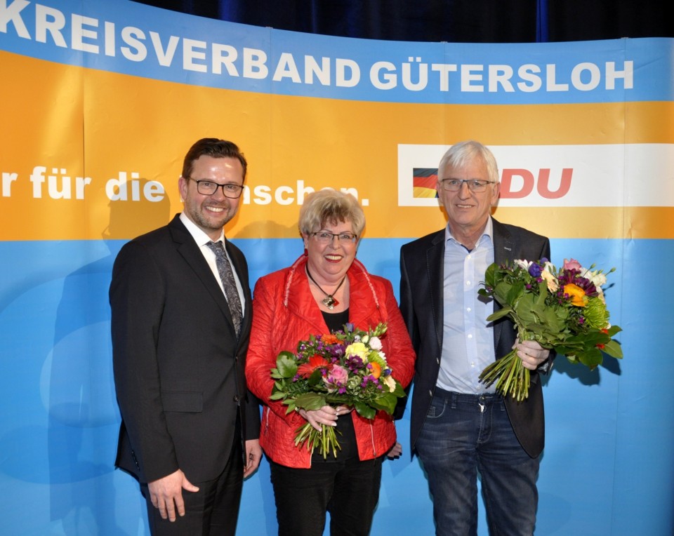 Blumen f�r die erfolgreichsten Mitgliederwerber: Der neue Kreisvorsitzende Raphael Tigges mit Annegret J�rgenliemke und Wenzel Schwieheer. Marius Langer war am Abend der Ehrung verhindert.