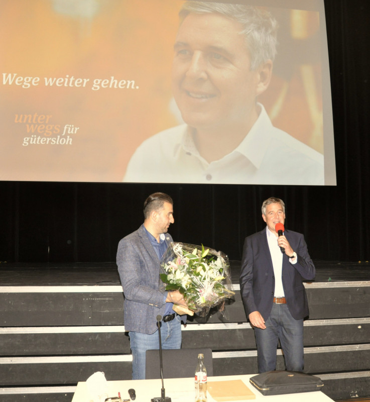 Stadtverbandsvorsitzender Ischo Can (links) war der erste Gratulant von Brgermeisterkandidaten Henning Schulz.
