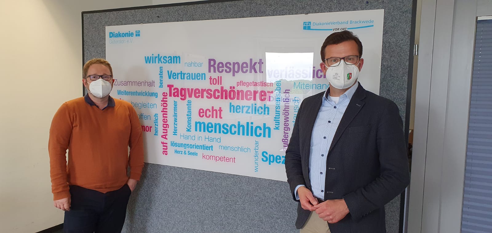 Im Gesprch ber die Rolle der Diakonie Gtersloh, nicht nur in Corona-Zeit (v.l.): Diakonie-Vorstand Bjrn Neler und der Landtagsabgeordnete Raphael Tigges.