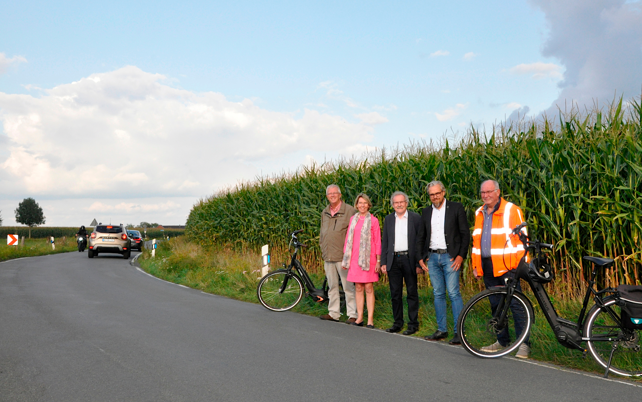Der St. Viter Ortsvorsteher Dieter Feldmann, CDU-Stadtverbandsvorsitzende Henrika Kppers, Bernhard Altehlshorst, der Rheda-Wiedenbrcker CDU-Fraktionsvorsitzende Thomas Mader und Kreistagsmitglied Heinz-Georg Groerohde auf dem Wieksweg.