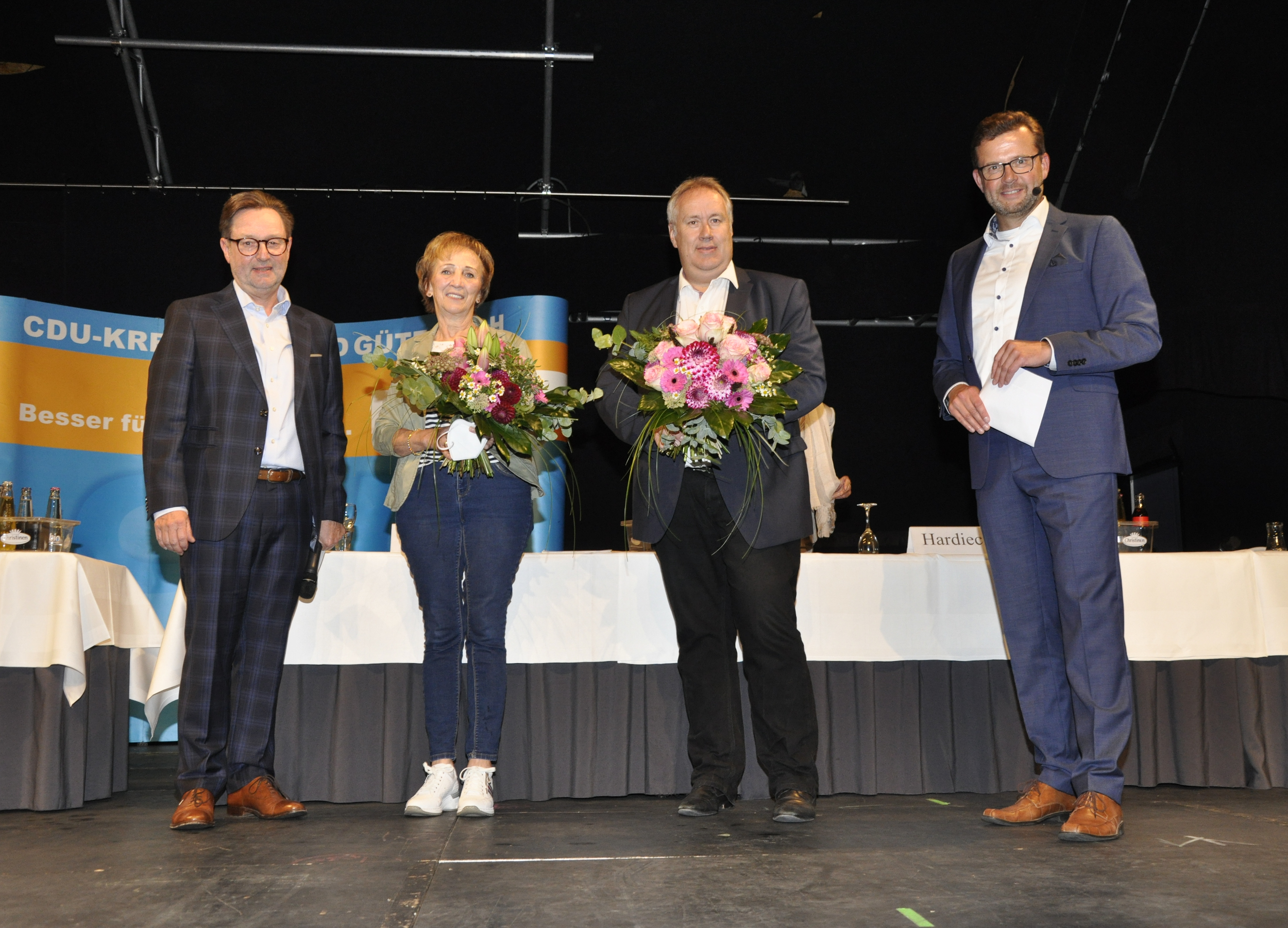 Zum Dank fr die erfolgreiche Mitgliederwerbung gab es Blumen: ber 138 neue CDU-Mitglieder freuten sich (v.l.) Ulrich Wesolowski, Marianne Kampwerth, Axel Reimers und Raphael Tigges.