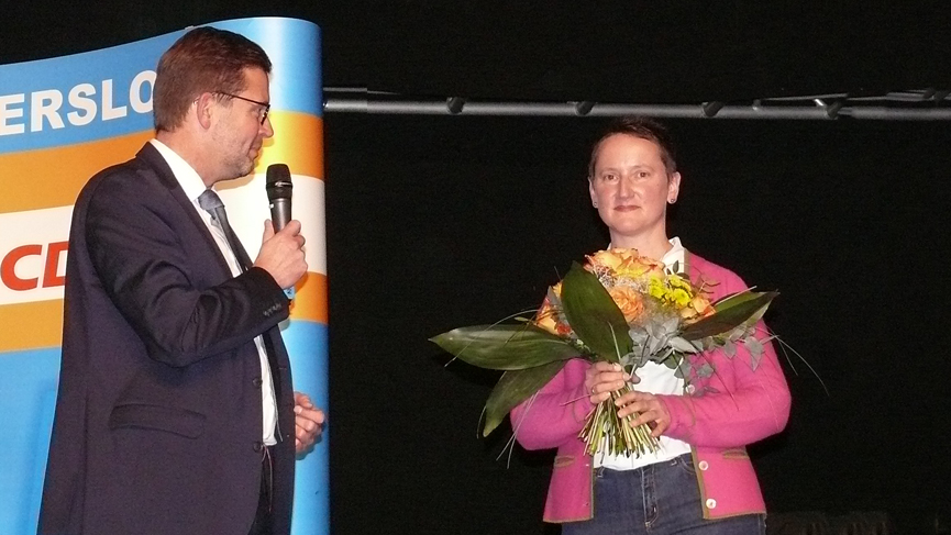v.l. Kreisvorsitzender Raphael Tigges MdL gratuliert Dr. Mechthild Frentrup 