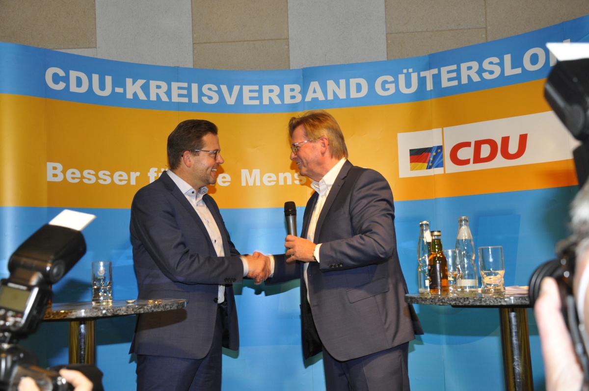 Versammlungsleiter Klaus Dirks gratuliert Raphael Tigges (l.) zur einstimmigen Wahl.