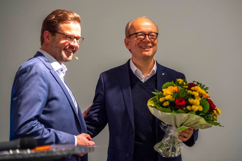 Der Kreisvorsitzende Raphael Tigges (l.) gratuliert André Kuper im A2-Forum zum überzeugenden Wahlergebnis. 