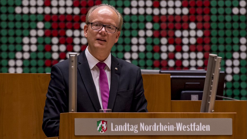NRW-Koalition gibt neue Corona-Regeln bekannt   