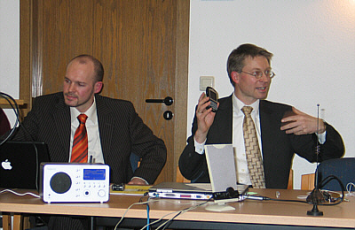 Stellten modernste Technik im CDU-Kreisvorstand vor: Landtagsabgeordneter Dr. Michael Brinkmeier (rechts) und Medien-Mitarbeiter Daniel Eiber. Stellten modernste Technik im CDU-Kreisvorstand vor: Landtagsabgeordneter Dr. Michael Brinkmeier (rechts) und Medien-Mitarbeiter Daniel Eiber.