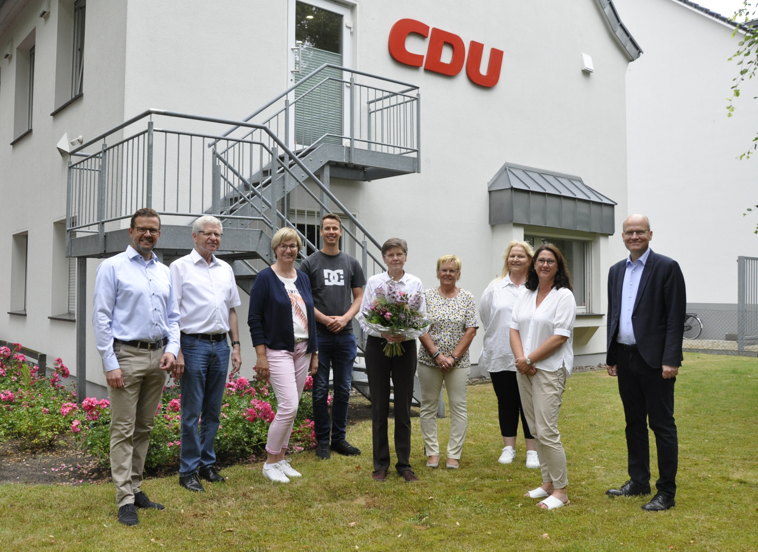 Margot Lohmeyer (Mitte) bei ihrer Verabschiedung zusammen mit den Abgeordneten und der Belegschaft der Kreisgeschäftsstelle im Garten des Konrad-Adenauer-Hauses.