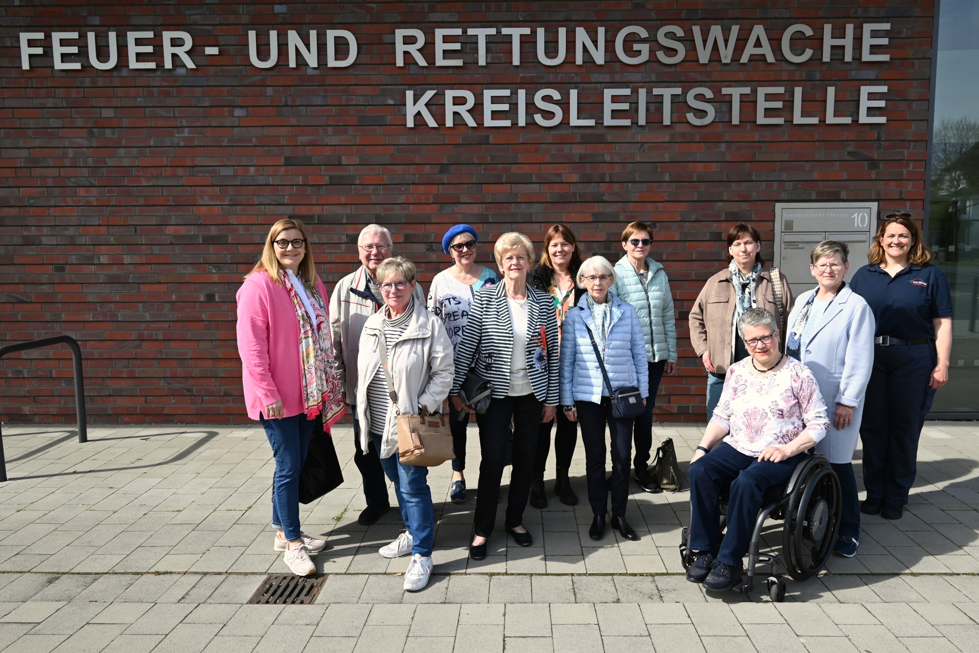 Die Besuchergruppe des Gütersloher Kreisverbandes der Frauen Union vor der Feuer- und Rettungswache in Gütersloh.