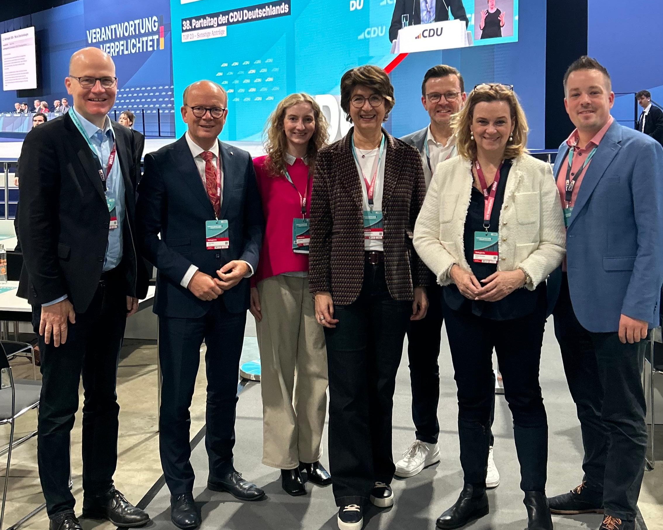 v.l. Ralph Brinkhaus, Andr� Kuper, Lisa Elbracht, Dr. Christine Disselkamp, Raphael Tigges, Pamela Westmeyer, Sebastian Dahlk�tter