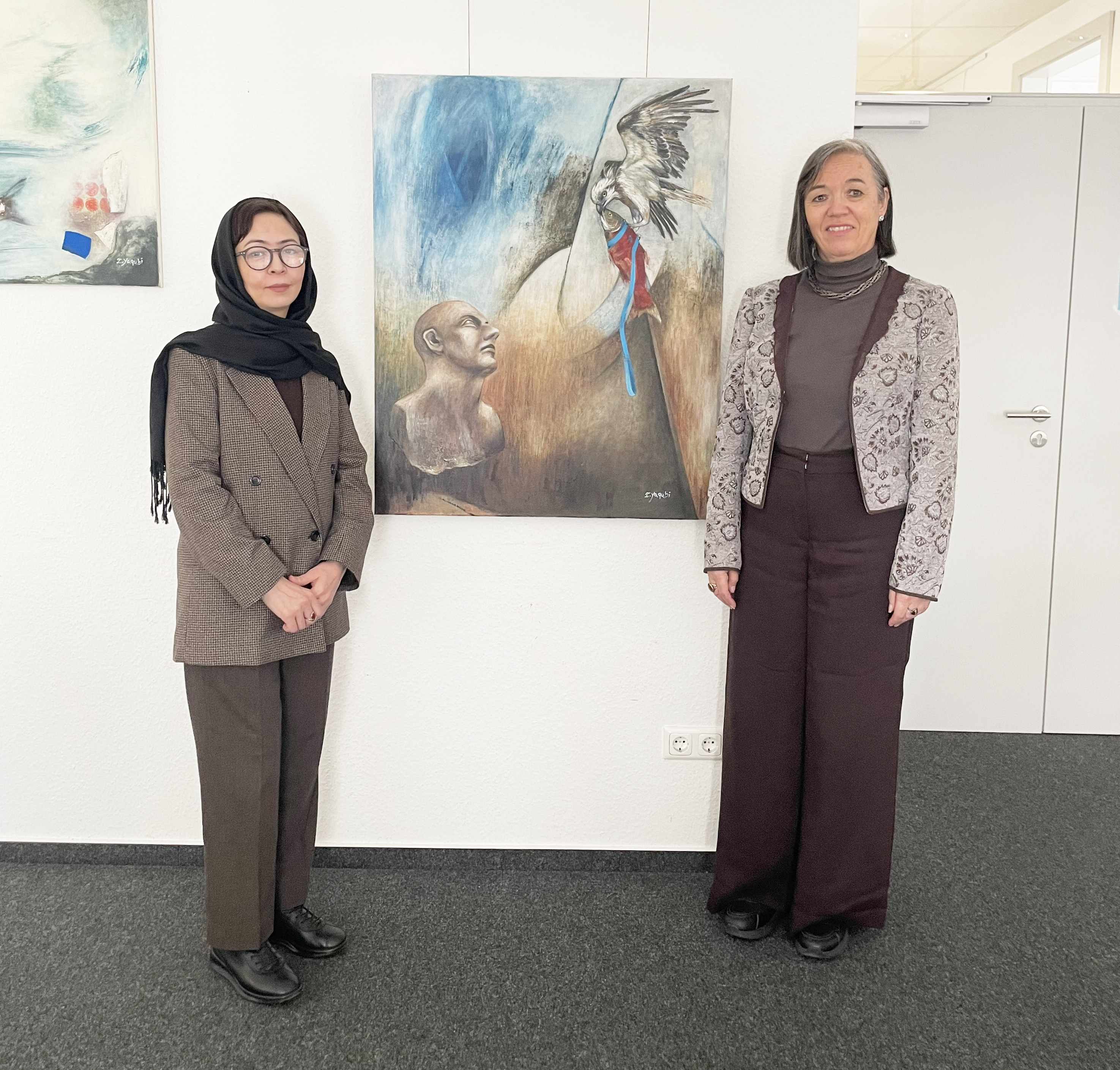 Zainab Yaqubi (l.) und Dr. Georga Wei� vor dem Bild mit dem Titel �Zweifel�, das in der Ausstellung zu sehen ist.