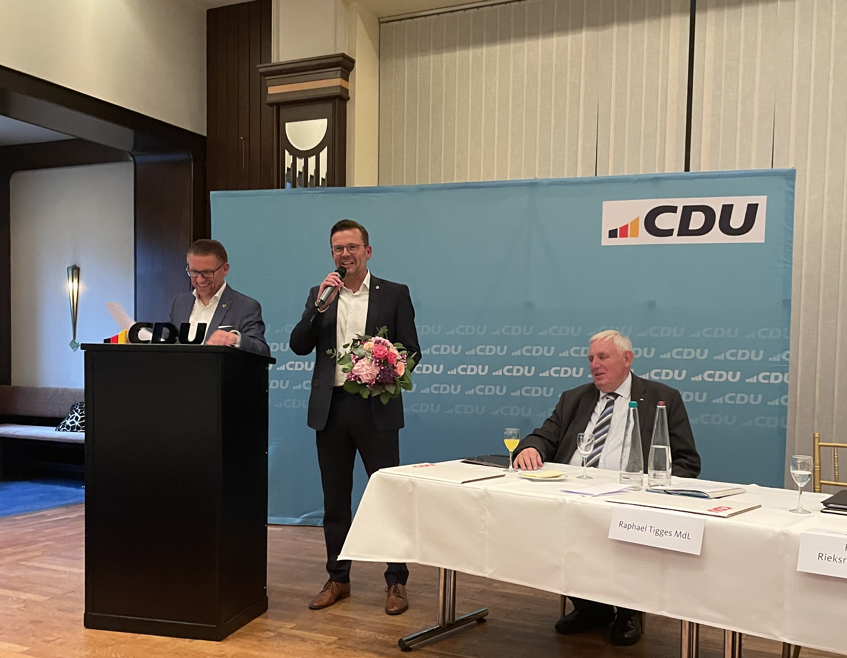 Versammlungsleiter Robin Rieksneuw�hner, Landtagskandidat Raphael Tigges und Minister Karl-Josef Laumann (v.l.)