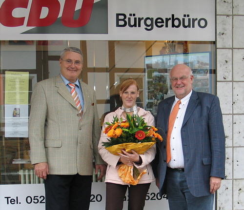 Vor dem CDU-Bürgerbüro in Steinhagen (v. l.): Karl-Heinz David, Sabrina Volkmann und Ludger Kaup.