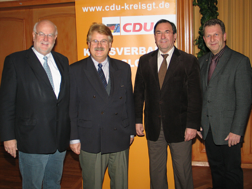 Stellten den neuen Entwurf des Grundsatzprogramms vor (v.l.): Ludger Kaup, Elmar Brok MdEP, Hans Schäfer und Detlev Kroos. Stellten den neuen Entwurf des Grundsatzprogramms vor (v.l.): Ludger Kaup, Elmar Brok MdEP, Hans Schäfer und Detlev Kroos.