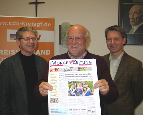 Redaktionsschluss für die CDU-Visionen (v.l.): Hubert Kleinemeier, Ludger Kaup und Dr. Michael Brinkmeier mit dem ersten Exemplar der Morgen-Zeitung. Redaktionsschluss für die CDU-Visionen (v.l.): Hubert Kleinemeier, Ludger Kaup und Dr. Michael Brinkmeier mit dem ersten Exemplar der Morgen-Zeitung.