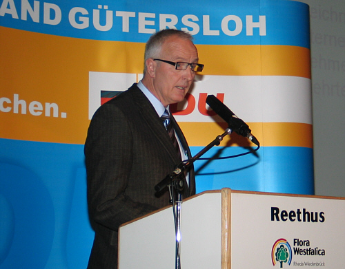 Der erste von zwölf Rednern: Karl-Heinz Klaus aus Langenberg erläutert, wie der Kreis Gütersloh der familienfreundlichste Kreis Deutschlands werden kann.