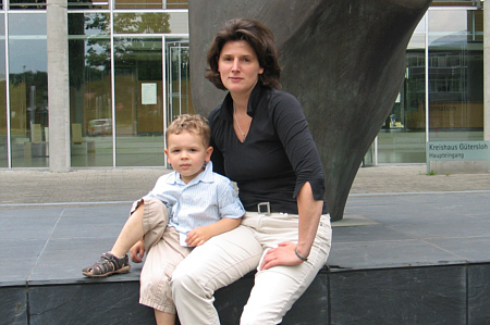 Silva Schröder mit Sohn Finn Niklas vor dem Kreishaus in Gütersloh.