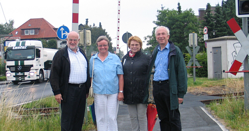 Trafen sich am Bahnübergang in Borgholzhausen, wo es häufig zu Staus kommt (v.l.): Ludger Kaup, Gerhild Richter, Gudrun Tschorn und Arnold Weßling.
