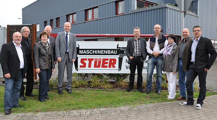Unternehmer Heinz-Hermann Stüer (links) und Bundestagsabgeordneter Ralph Brinkhaus (5.v.l.) mit den Langenberger CDU-Vertretern vor dem Werk in der Dieselstraße. Unternehmer Heinz-Hermann Stüer (links) und Bundestagsabgeordneter Ralph Brinkhaus (5.v.l.) mit den Langenberger CDU-Vertretern vor dem Werk in der Dieselstraße.