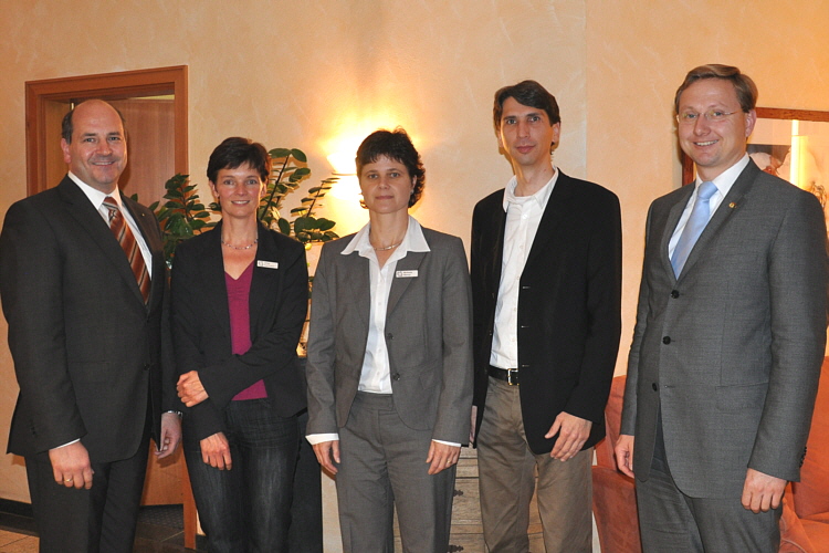 Informierten über Nachteile und Chancen der Haushaltssicherung (v.l.): Hubert Erichlandwehr, Ulrike Suermann, Michaela Werner, Hans-Dieter Wette und Dr. Andreas Wulf. Informierten über Nachteile und Chancen der Haushaltssicherung (v.l.): Hubert Erichlandwehr, Ulrike Suermann, Michaela Werner, Hans-Dieter Wette und Dr. Andreas Wulf.