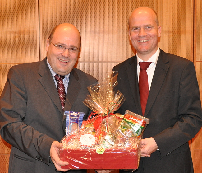 Die Bundestagsabgeordneten Steffen Kampeter (links) und Ralph Brinkhaus. Kampeter fuhr als Dank für den Vortrag mit Spezialitäten aus dem Kreis Gütersloh nach Hause. Die Bundestagsabgeordneten Steffen Kampeter (links) und Ralph Brinkhaus. Kampeter fuhr als Dank für den Vortrag mit Spezialitäten aus dem Kreis Gütersloh nach Hause.