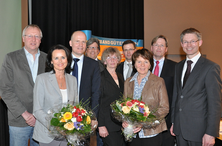 Der neue geschäftsführende Kreisvorstand mit dem Vorsitzenden Ralph Brinkhaus MdB (3.v.l.) Der neue geschäftsführende Kreisvorstand mit dem Vorsitzenden Ralph Brinkhaus MdB (3.v.l.)