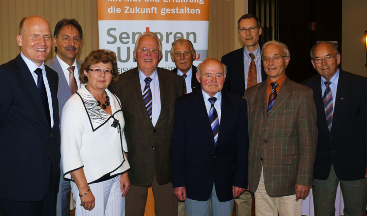 v. l. Ralph Brinkhaus MdB, Jürgen Lohmann, Ursula Doppmeier MdL, Hans-Rudolf Benteler, Fred Wolf, Ewald Mashänser, Sven-Georg Adenauer, Dr. Siegfried Kosubek, Ehrenvorsitzender Johannes Peitz v. l. Ralph Brinkhaus MdB, Jürgen Lohmann, Ursula Doppmeier MdL, Hans-Rudolf Benteler, Fred Wolf, Ewald Mashänser, Sven-Georg Adenauer, Dr. Siegfried Kosubek, Ehrenvorsitzender Johannes Peitz