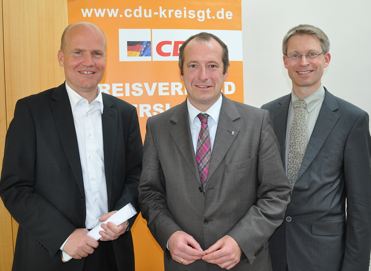 Kreisvorsitzender Ralph Brinkhaus MdB, Generalsekretär Oliver Wittke und Dr. Michael Brinkmeier MdL. Kreisvorsitzender Ralph Brinkhaus MdB, Generalsekretär Oliver Wittke und Dr. Michael Brinkmeier MdL.