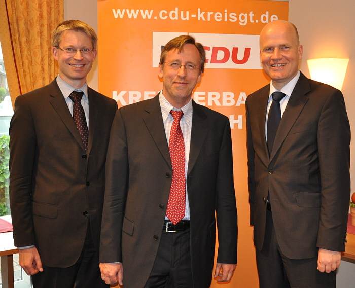 Sprachen über die Erfolgsfaktoren der deutschen Wirtschaft (v.l.): Dr. Michael Brinkmeier MdL, Dr. Reinhard Göhner und Ralph Brinkhaus MdB. Sprachen über die Erfolgsfaktoren der deutschen Wirtschaft (v.l.): Dr. Michael Brinkmeier MdL, Dr. Reinhard Göhner und Ralph Brinkhaus MdB.