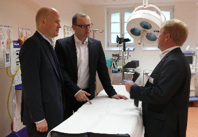 : Ralph Brinkhaus MdB, Jens Spahn MdB, Andreas Westerfellhaus bei der Besichtigung der Ausbildungsräume der ZAB : Ralph Brinkhaus MdB, Jens Spahn MdB, Andreas Westerfellhaus bei der Besichtigung der Ausbildungsräume der ZAB