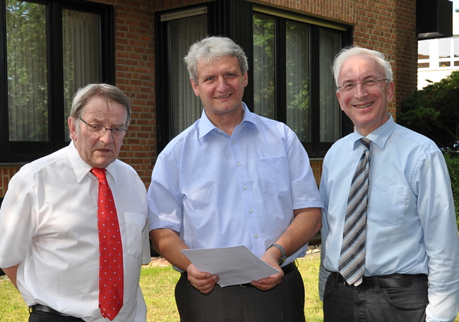 Ergreifen Initiative für die Windkraftnutzung im Kreis Gütersloh (v.l.): Heinz Bünnigmann, Dr. Heinrich Josef Sökeland und Arnold Weßling. Ergreifen Initiative für die Windkraftnutzung im Kreis Gütersloh (v.l.): Heinz Bünnigmann, Dr. Heinrich Josef Sökeland und Arnold Weßling.