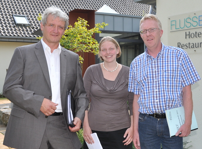 Achten bei allem auf gesunde Finanzen des Kreises (v.l.): CDU-Fraktionsvorsitzender Dr. Heinrich Josef Sökeland, dessen Stellvertreterin Helen Wiesner und der FDP-Fraktionsvorsitzende Michael zur Heiden. Achten bei allem auf gesunde Finanzen des Kreises (v.l.): CDU-Fraktionsvorsitzender Dr. Heinrich Josef Sökeland, dessen Stellvertreterin Helen Wiesner und der FDP-Fraktionsvorsitzende Michael zur Heiden.