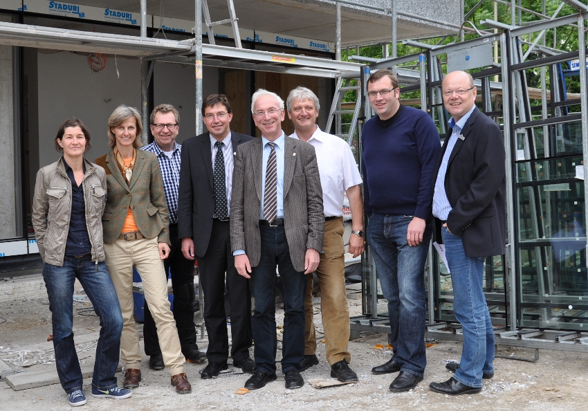 Die Architektinnen Andrea Litzke und Birgit Melisch mit Detlev Kroos, Ingo Kleinebekel, Arnold Weßling, Dr. Heinrich Josef Sökeland, Hendrik Schaefer und Peter Westerbarkei. Die Architektinnen Andrea Litzke und Birgit Melisch mit Detlev Kroos, Ingo Kleinebekel, Arnold Weßling, Dr. Heinrich Josef Sökeland, Hendrik Schaefer und Peter Westerbarkei.