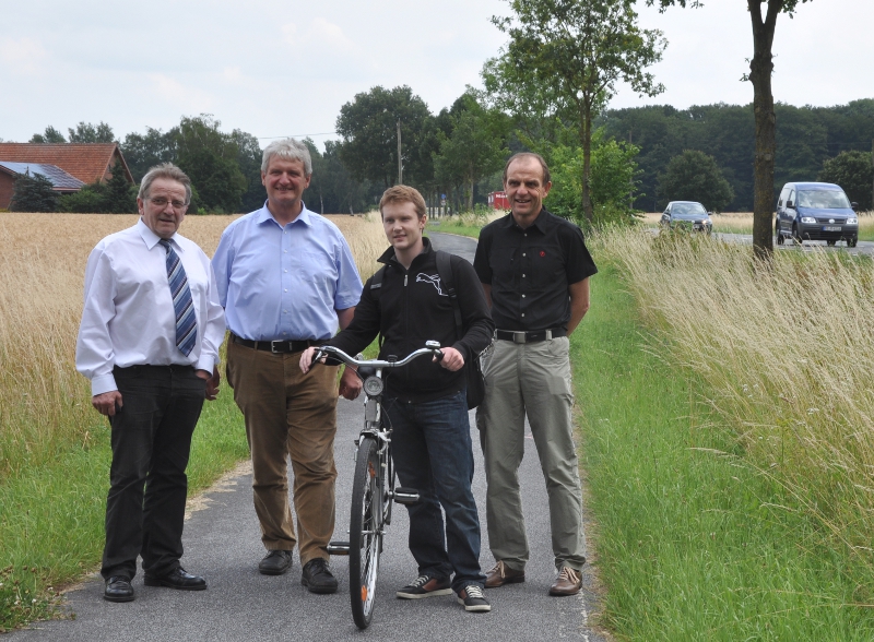 Wollen mehr Sicherheit auf dem Radweg (v.l.): Heinz Bünnigmann, Dr. Heinrich Josef Sökeland, Radfahrer Ernst Wall aus Greffen und Dr. Thomas Waltermann. Wollen mehr Sicherheit auf dem Radweg (v.l.): Heinz Bünnigmann, Dr. Heinrich Josef Sökeland, Radfahrer Ernst Wall aus Greffen und Dr. Thomas Waltermann.