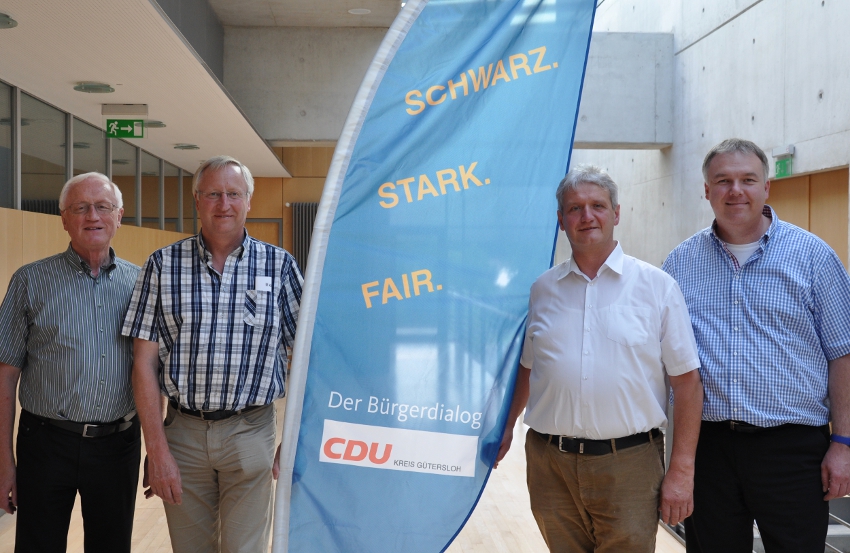 Mit neuen Ideen und neuen Werbemitteln in den Bürgerdialog (v.l.): Helmut Feldmann, Helmut Kaltefleiter, Dr. Heinrich Josef Sökeland und Peter Wiese. Mit neuen Ideen und neuen Werbemitteln in den Bürgerdialog (v.l.): Helmut Feldmann, Helmut Kaltefleiter, Dr. Heinrich Josef Sökeland und Peter Wiese.
