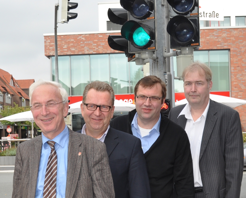 Wollen grünes Licht für die A 33 geben: die CDU-Politiker Arnold Wessling (Borgholzhausen), Detlev Kroos und Hendrik Schaefer (beide Halle) sowie Dirk Lehmann (Steinhagen). Wollen grünes Licht für die A 33 geben: die CDU-Politiker Arnold Wessling (Borgholzhausen), Detlev Kroos und Hendrik Schaefer (beide Halle) sowie Dirk Lehmann (Steinhagen).