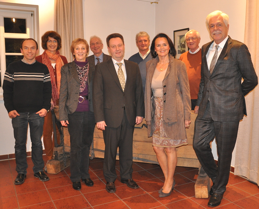 Vor der „Wiltmannschen Schweinefalle“ (v.l.): Torsten Gronau, Dr. Christine Disselkamp, Marianne Kampwerth, Arnold Weßling, Ulrich Wesolowski, Dr. Heinrich Josef Sökeland, Elke Hardieck, Helmut Feldmann und Wiltmann-Geschäftsführer Dr. Wofgang Ingold. Vor der „Wiltmannschen Schweinefalle“ (v.l.): Torsten Gronau, Dr. Christine Disselkamp, Marianne Kampwerth, Arnold Weßling, Ulrich Wesolowski, Dr. Heinrich Josef Sökeland, Elke Hardieck, Helmut Feldmann und Wiltmann-Geschäftsführer Dr. Wofgang Ingold.