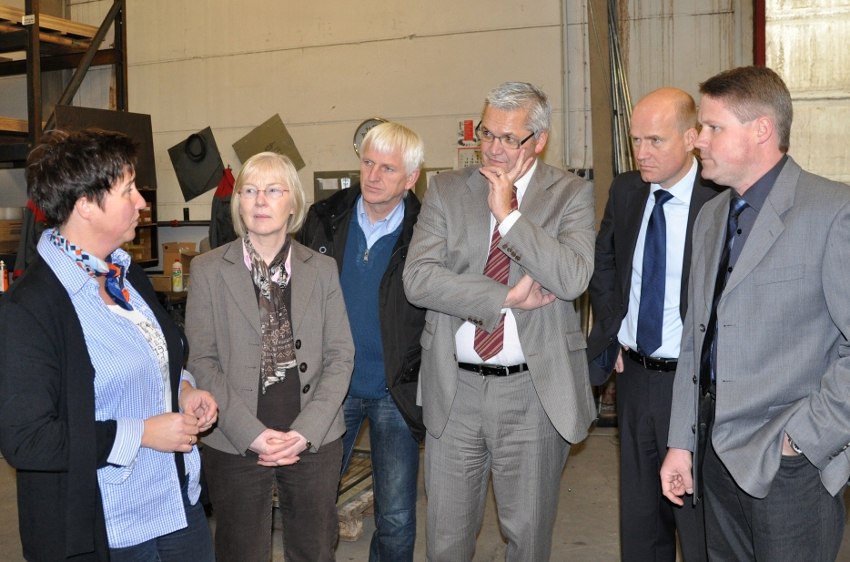 Ellen Wiethof erklärt die gelungene Inklusion. Anneliese Schulte-Döinghaus, Ortsvorsteherin von Varensell, Wenzel Schwienheer, Vorsitzender des CDU-Ortsverbandes, die MdBs Hubert Hüppe und Ralph Brinkhaus sowie Geschäftsführer Ralf Hesse hören zu. Ellen Wiethof erklärt die gelungene Inklusion. Anneliese Schulte-Döinghaus, Ortsvorsteherin von Varensell, Wenzel Schwienheer, Vorsitzender des CDU-Ortsverbandes, die MdBs Hubert Hüppe und Ralph Brinkhaus sowie Geschäftsführer Ralf Hesse hören zu.