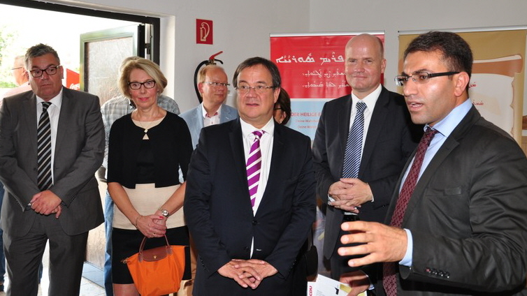 Religionslehrer Augin Yalcin (r.) erklärt Armin Laschet (M.) und Ralph Brinkhaus (2.v.r.) die Überlieferung des syrisch-armenischen Christentums. Religionslehrer Augin Yalcin (r.) erklärt Armin Laschet (M.) und Ralph Brinkhaus (2.v.r.) die Überlieferung des syrisch-armenischen Christentums.
