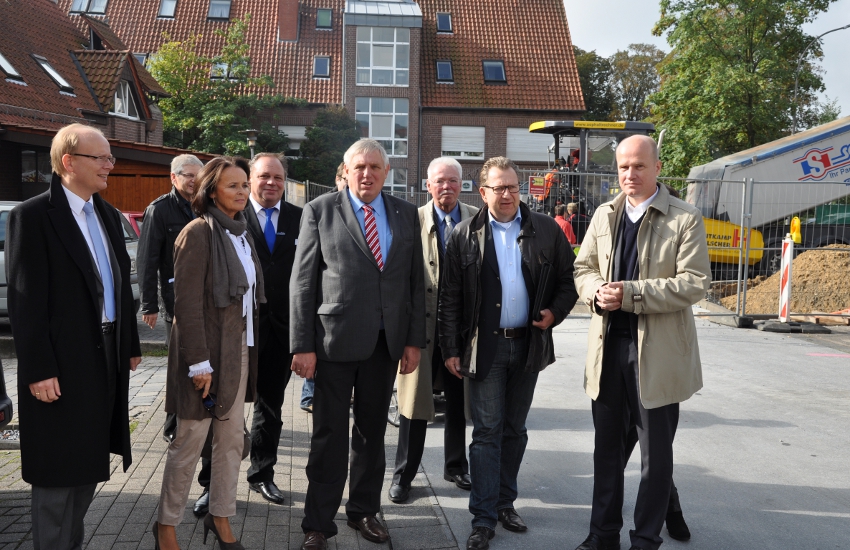 Die CDU-Politiker mit Karl-Josef Laumann (M.) Und Ralph Brinkhaus (r.) Vor der Marktkauf-Baustelle in der Haller Innenstadt Die CDU-Politiker mit Karl-Josef Laumann (M.) Und Ralph Brinkhaus (r.) Vor der Marktkauf-Baustelle in der Haller Innenstadt