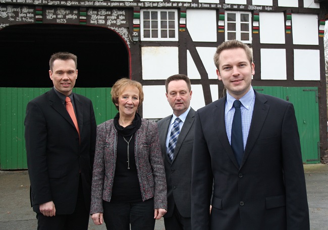 v. l. J�rn Hainer (Stv. Vorsitzender), Marianne Kampwerth (Vorsitzende), Ulrich Wesolowski (Fraktionsvorsitzender), Michael Meyer-Hermann (B�rgermeister-Kandidat)