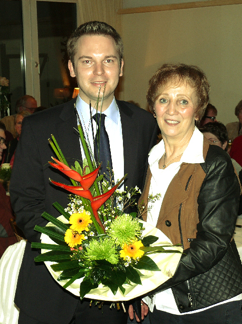 Die Vorsitzende der CDU Versmold, Marianne Kampwerth, gratuliert dem Bürgermeisterkandidaten Michael Meyer-Hermann Die Vorsitzende der CDU Versmold, Marianne Kampwerth, gratuliert dem Bürgermeisterkandidaten Michael Meyer-Hermann