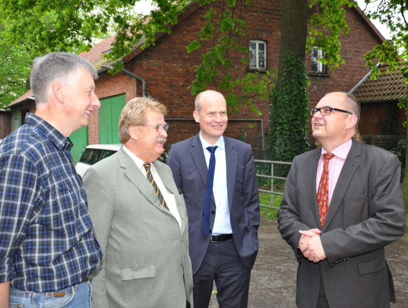 Bewunderte den alten Baumbestand auf dem Hof: Minister Christian Schmidt mit Ralph Brinkhaus MdB, Elmar Brok MdEP und Hermann Birkenhake (v.r.) Bewunderte den alten Baumbestand auf dem Hof: Minister Christian Schmidt mit Ralph Brinkhaus MdB, Elmar Brok MdEP und Hermann Birkenhake (v.r.)