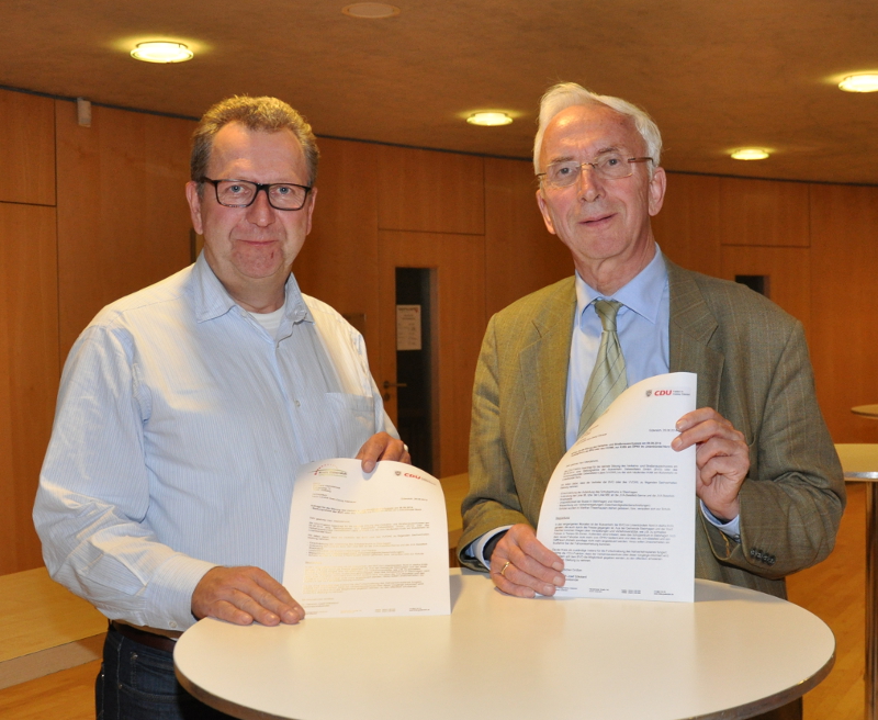 Wollen hören, was die BVO zur Kritik an deren Busverkehr zu sagen hat (v.l.): Die Kreistagsmitglieder Detlev Kroos (Halle) und Arnold Weßling (Borgholzhausen). Wollen hören, was die BVO zur Kritik an deren Busverkehr zu sagen hat (v.l.): Die Kreistagsmitglieder Detlev Kroos (Halle) und Arnold Weßling (Borgholzhausen).