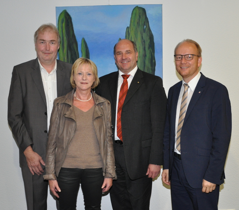 Der neue Vorstand (v.l.): Dirk Lehmann, Marita Fiekas, Hubert Erichlandwehr mit Gastredner André Kuper MdL. Der neue Vorstand (v.l.): Dirk Lehmann, Marita Fiekas, Hubert Erichlandwehr mit Gastredner André Kuper MdL.