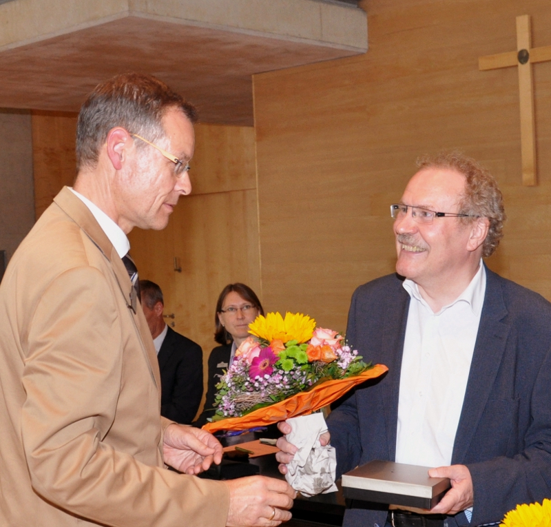 Blumen für 25 Jahre Tätigkeit im Kreistag: Landrat Sven-Georg Adenauer und Bernhard Altehülshorst (r.) Blumen für 25 Jahre Tätigkeit im Kreistag: Landrat Sven-Georg Adenauer und Bernhard Altehülshorst (r.)